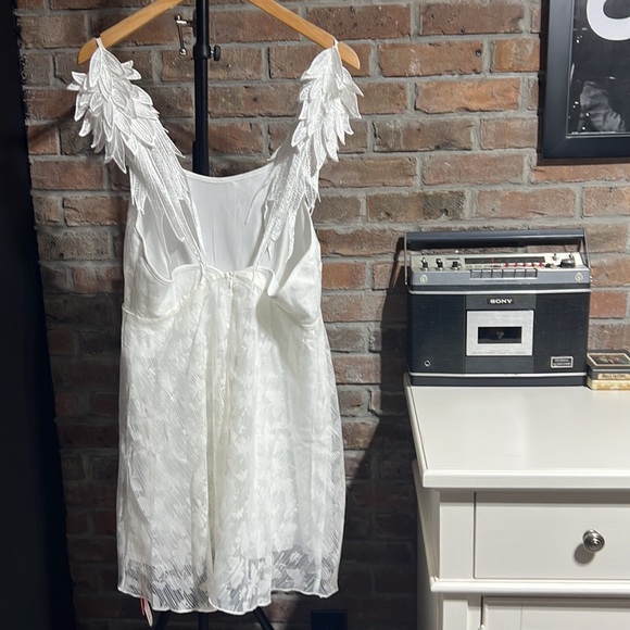 ROMWE Dresses & Skirts - Gorgeous ROMWE white dress with beautiful“angel wings“ stripes